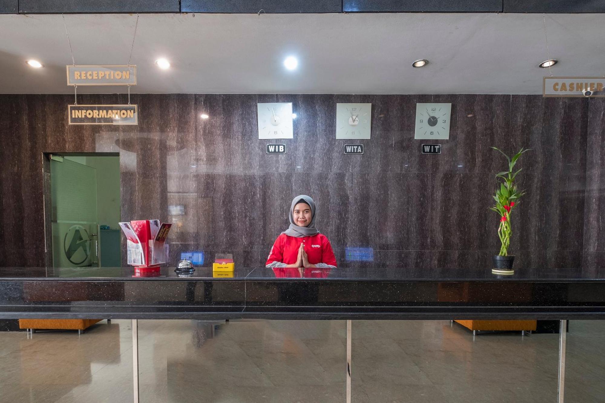 Oyo 1081 Allson City Hotel Makassar Exterior photo