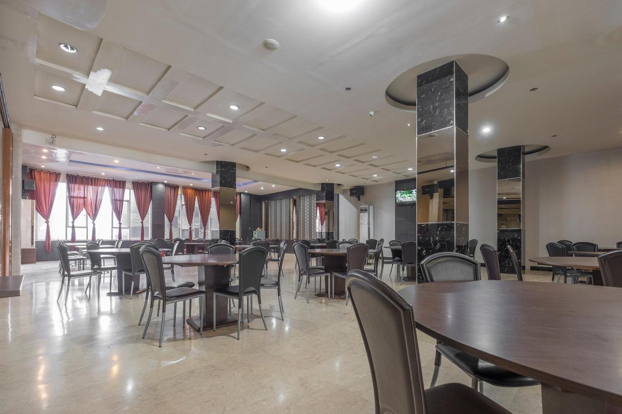 Oyo 1081 Allson City Hotel Makassar Exterior photo
