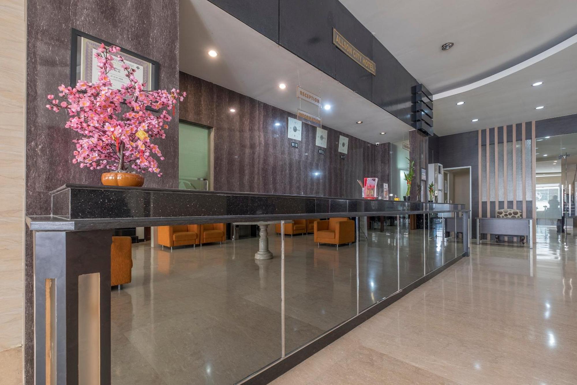 Oyo 1081 Allson City Hotel Makassar Exterior photo