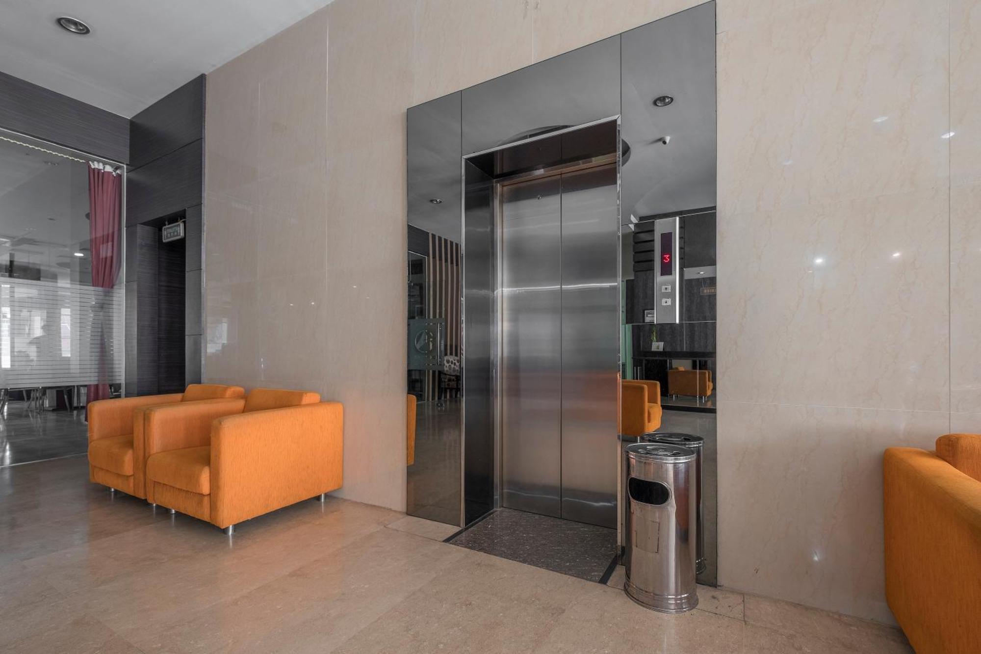 Oyo 1081 Allson City Hotel Makassar Exterior photo