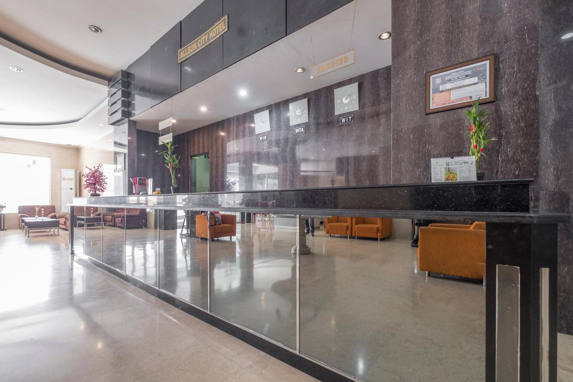 Oyo 1081 Allson City Hotel Makassar Exterior photo