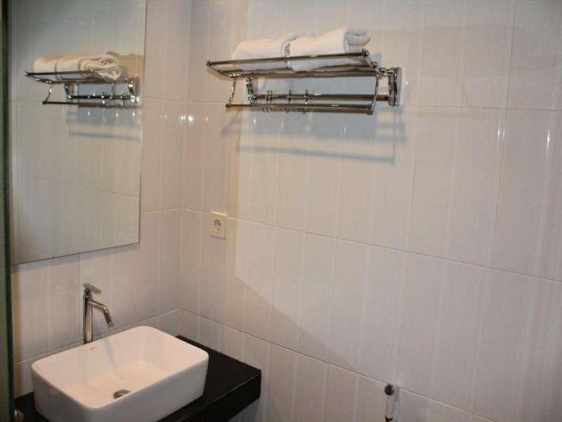 Oyo 1081 Allson City Hotel Makassar Exterior photo